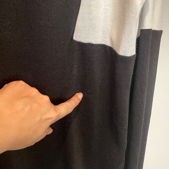 Vince Black & White Color Block V-Neck Sweater - size Medium - Picture 7 of 7